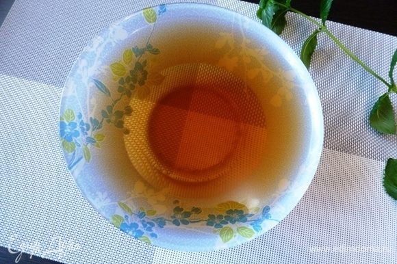 Заварим зеленый чай. У меня зеленый чай с клубникой. Через 7 минут процедить и охладить.