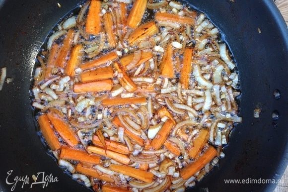 Добавить морковь и жарить еще 5 минут, постоянно помешивая.
