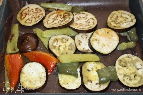 Баклажаны и перцы порезать кусочками, посолить, обмазать оливковым маслом, посыпать тимьяном и отправить в духовку на 20-25 минут при 180°С.