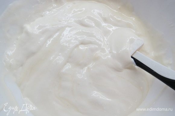 Когда молочно-сырная масса остынет до комнатной температуры, вводим взбитые сливки и перемешиваем до однородности лопаткой. Наш сырный мусс готов.