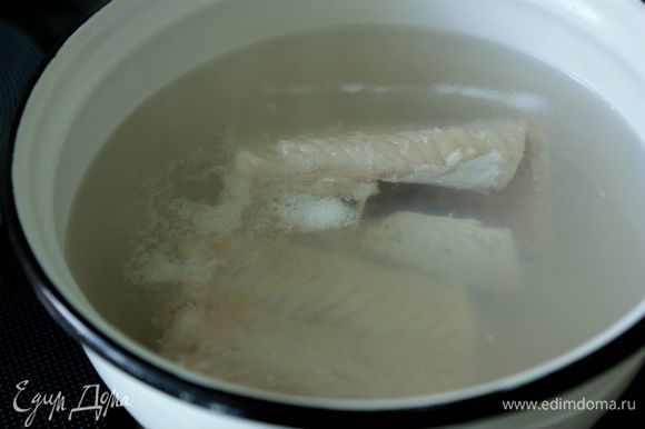 Отварить рыбу в кипящей подсоленной воде на медленном огне в течение 5 минут. Воду слить, рыбу слегка остудить и удалить кости.