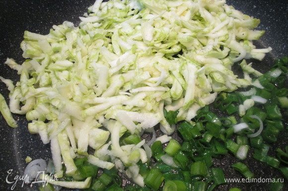 Обжариваем овощи на оливковом масле до полуготовности, добавляем мелко нарезанную мяту (у меня сушеная, еще зимние запасы). Добавляем измельченный чеснок. Дале замешиваем тесто: муку и соль просеиваем в миску, добавляем нарезанное кубиками сливочное масло и перетираем до образования крошки. Добавляем желток и вымесите гладкое тесто, вливая понемногу холодной воды. Формируем из теста шар и убираем в холодильник на 30 мин.