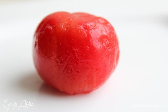Очистить помидор от кожуры.