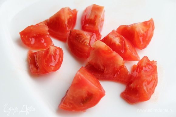 Нарезать помидор крупными дольками.