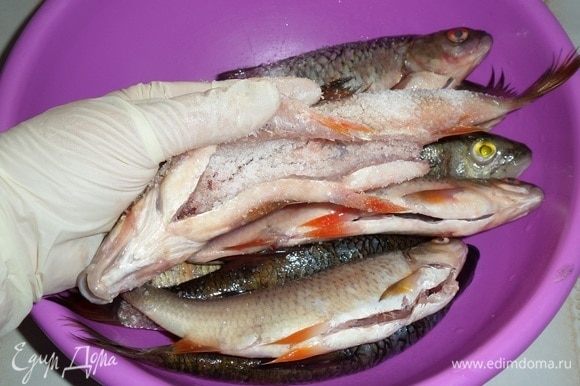 Каждую рыбку натираем солью внутри и снаружи. В среднем на каждую рыбку использовала 2-3 ч. л. соли.
