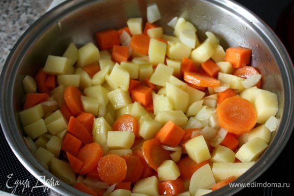 Картофель нарезать маленькими кубиками, смешать с овощами, готовить минут 5-7. Знаете, как звучит слово картофель в Аргентине? Рapa «папа», как и обращение к родителю. По-моему, это замечательно!