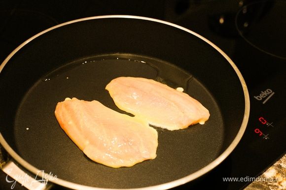 Выкладываем рыбку на сковородку и обжариваем с обеих сторон примерно по 5-7 минут.