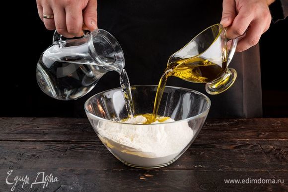 Добавьте 4 ст. л. сахара, оливковое масло, соль, немного теплой воды. Все хорошо перемешайте и вымесите тесто.Оставьте тесто для подъема в теплом месте на 30 минут.