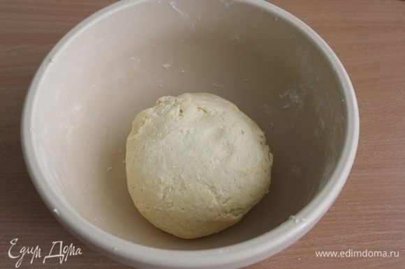 Соберите тесто в шар и отправьте в холодильник на 30 минут.