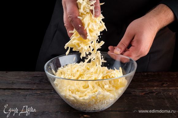 Возьмите сыр сулугуни и имеретинский сыр в равных пропорциях. Натрите на мелкой терке.