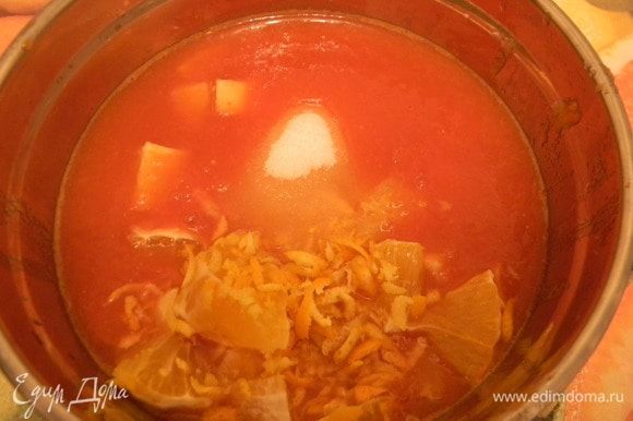 В томатную массу положить порезанные кусочки фруктов, сахар, добавить пряности.