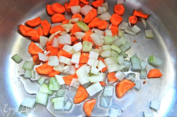 Морковь и лук измельчить и высыпать в кастрюлю с толстым дном и высокими бортами, в ней и будем взбивать супчик.