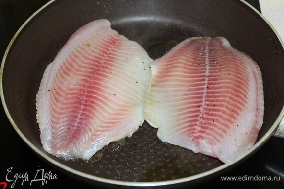 Филе рыбы посолить, поперчить, обжарить с двух сторон на растительном масле. Отложить на тарелку.
