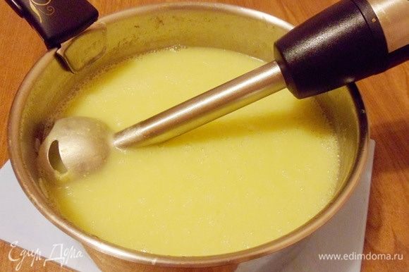 Перед тем, как измельчить суп блендером, обязательно (!) отлейте 2 стакана бульона (чтобы суп был гуще). Взбить блендером до полностью однородной консистенции.
