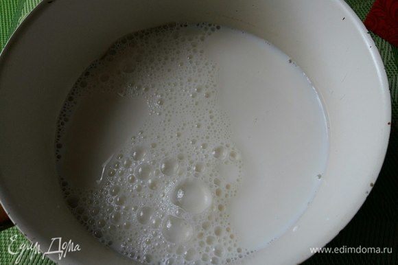 Разогреть молоко, добавить сухие дрожжи, сахар 1 щепотку и оставить ненадолго.