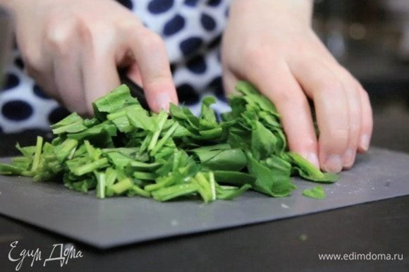 Измельчить салатную зелень, нарезать авокадо дольками, мелким кубиком лук, а цитрусовые разобрать на сегменты:
