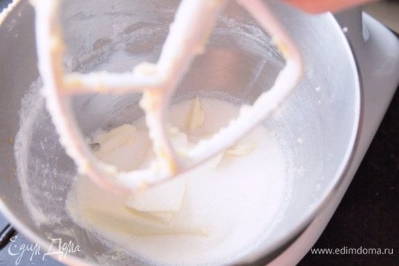 В миксере с помощью насадки «весло» взбить масло с сахаром 3-4 минуты.