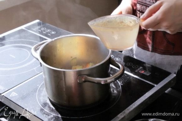 Влить чашку бульона, добавить чеснок и довести до кипения.