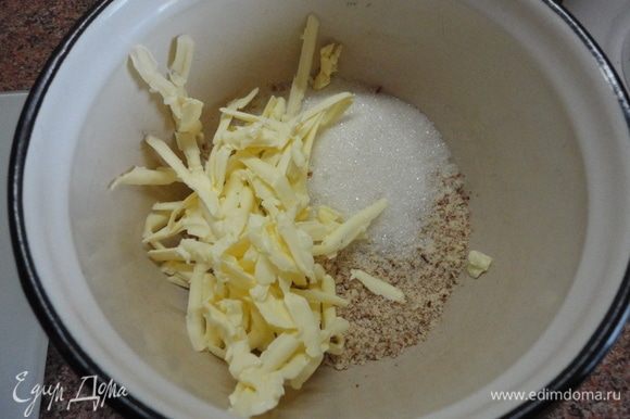 Приготовить крошку. Миндаль измельчить в очень мелкую крошку, добавить сахар, муку и сливочное масло.