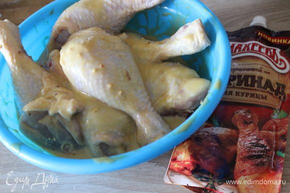 Куриные голени сложить в миску, добавить половину упаковки горчичного маринада ТМ «МахеевЪ» для курицы. Оставить мариноваться на 30 минут.