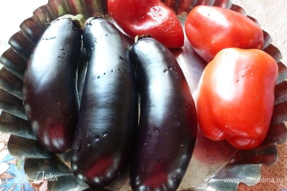 Баклажаны и перцы вымоем, наколем вилкой и запечем в духовке при температуре 200°С минут 40 (до черных бочков у перца).