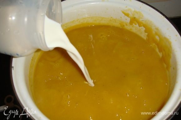 Влить сливки, довести суп до кипения и снять с плиты.