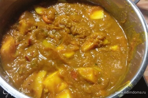 Спелый манго очистить, мякоть нарезать и добавить в суп. Варить под крышкой на слабом огне до готовности картофеля и моркови.