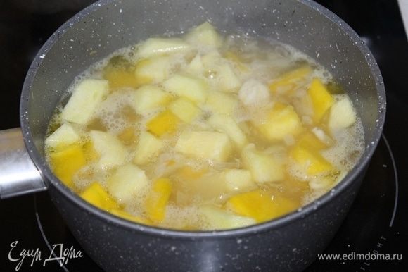 Влить горячий бульон и варить 15 минут, до мягкости овощей.