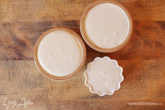 Разлить подготовленный йогурт по порционным стаканчикам или креманкам. Поставить стаканчики или креманки в мультиварку. Выставить режим «йогурт».