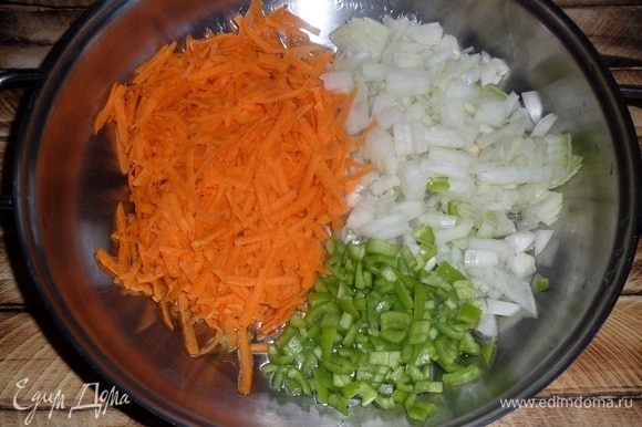 В сковороду наливаем растительное масло. Выкладываем лук, морковь и перец. Обжариваем 5-7 минут.