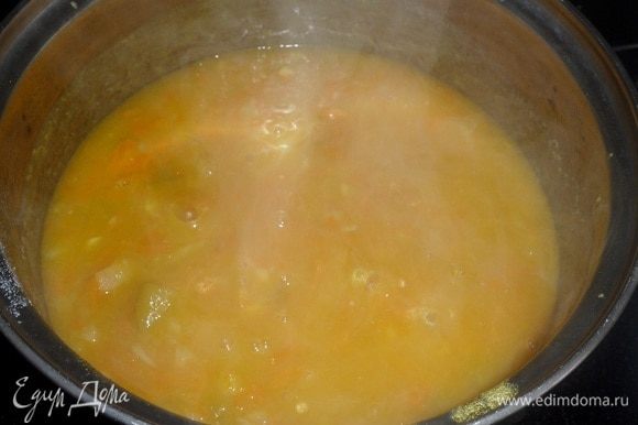 Хорошо перемешиваем и готовим суп еще 2-3 минуты.