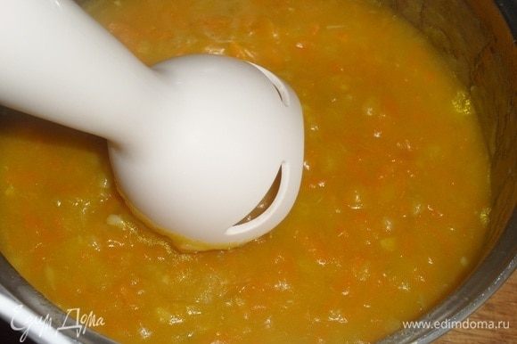 Измельчаем суп с помощью блендера.
