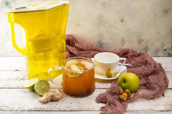 Когда чай немного настоится и остынет, добавьте мед, дольки зеленого яблока и лайма. Приятного чаепития!