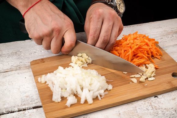 Очистите и нарежьте репчатый лук и чеснок. Морковь натрите на терке.