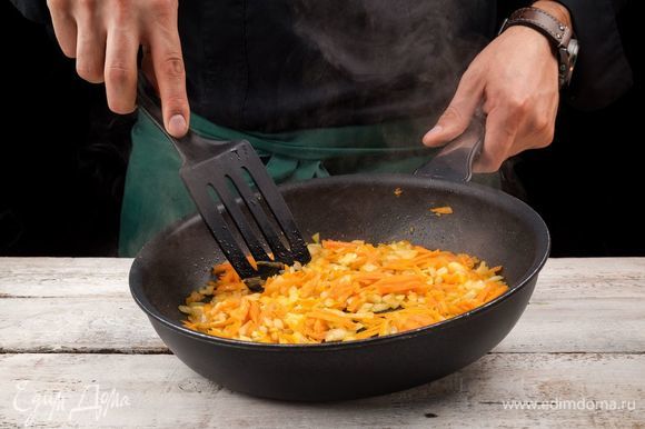 В сковороде пассеруйте на оливковом масле лук до золотистого цвета, дальше добавьте морковь и чеснок.