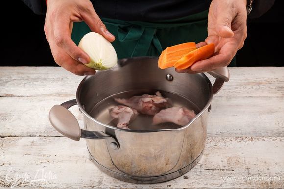 1 луковицу и морковь очистите и разрежьте на несколько частей, добавьте в кастрюлю. Варите до готовности мяса. Далее процедите бульон. Он понадобится для супа.