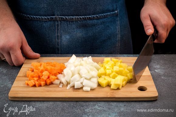 Очистите и нарежьте картофель. Репчатый лук измельчите, а морковь нарежьте кубиками.