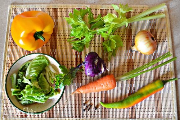 Подготовить, помыть овощи. Для приготовления бульона нам понадобится небольшая морковка, репчатый лук, два небольших стебля сельдерея, 3-4 листа пекинской капусты, маленькая капуста кольраби, по вкусу кусочек перца чили (его количество регулируйте по своему вкусу), а также 1 большой помидор.