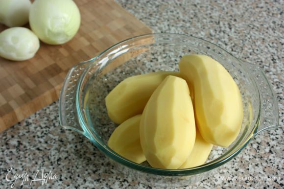 Картофель очистить и отварить (в ингредиентах указан вес очищенного картофеля.
