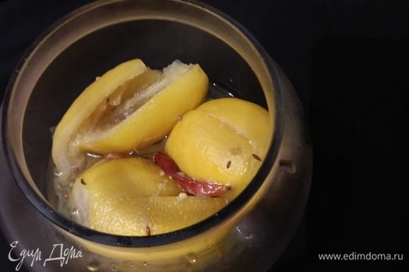 Готовые лимоны хорошо хранятся в холодильнике. Для данного рецепта кускуса потребуется четвертая часть лимона, из которой предварительно нужно выдавить сок, а затем цедру порезать на мелкие кусочки.