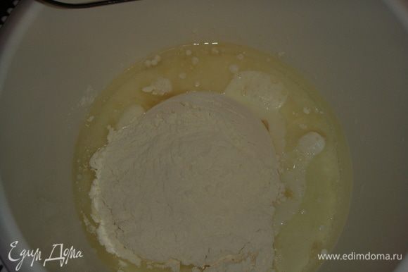 Яйца взбить с молоком, маслом и солью в течение 2-х минут. Просеять муку с разрыхлителем и еще раз взбить миксером.