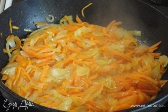 На растительном масле обжариваем лук минут 5. Солим его в самом начале жарки, так он лучше карамелизуется. Добавляем морковь и жарим еще 5 минут.