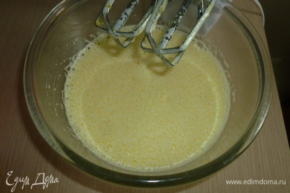 Бисквит. Сливочное масло растопить и немного остудить. Яйца разбить в миску, добавить сахар и ваниль. Взбить в пышную массу.