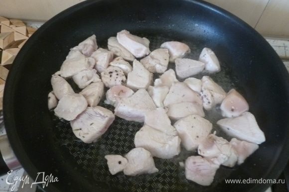 Курицу нарезать небольшими кусочками, обжарить на сковороде. Растолочь оба вида перцев с солью в ступке и добавить к курице с тимьяном.