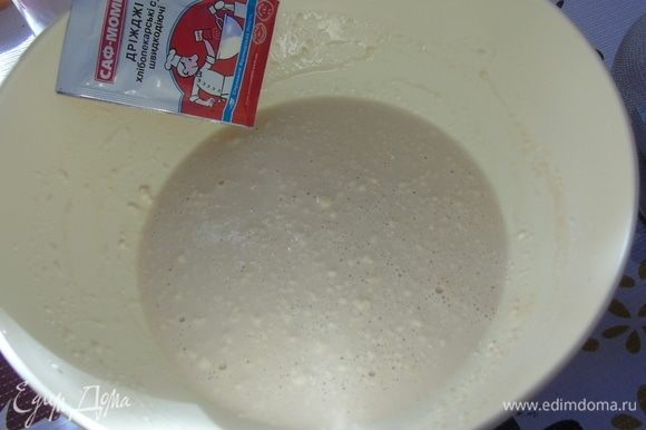 Готовим опару: молоко подогрейте до теплого, главное молоко не перегреть, всыпаем дрожжи «САФ МОМЕНТ», добавляем сахар и просеиваем муку. Перемешиваем и оставляем на 30 минут.