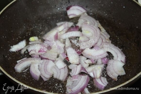 Лук порезать, положить в сковороду, где обжаривалась курица, посыпать его сахаром, готовить около 5 минут.