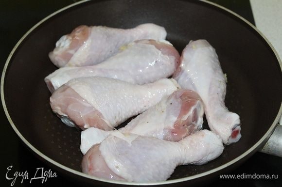 Курицу обжарить до золотистой корочки, посолить, поперчить по вкусу, убрать на тарелку.