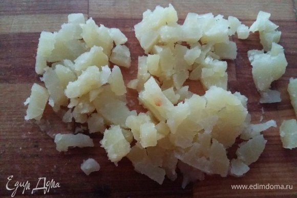 Порезать кубиками картофель.