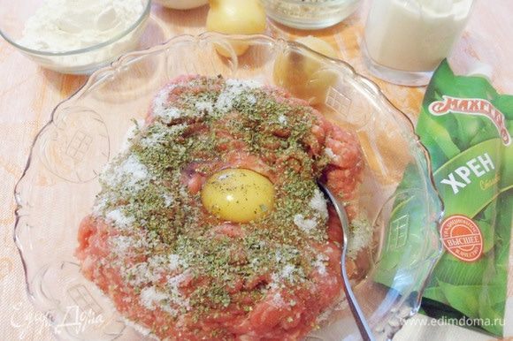 В миске смешать говяжий фарш с яйцом, добавить сушеный майоран, соль и перец.
