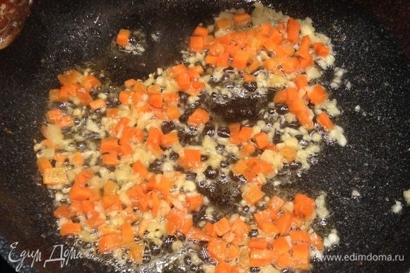 Почти сразу добавить морковь. Слегка обжарить.